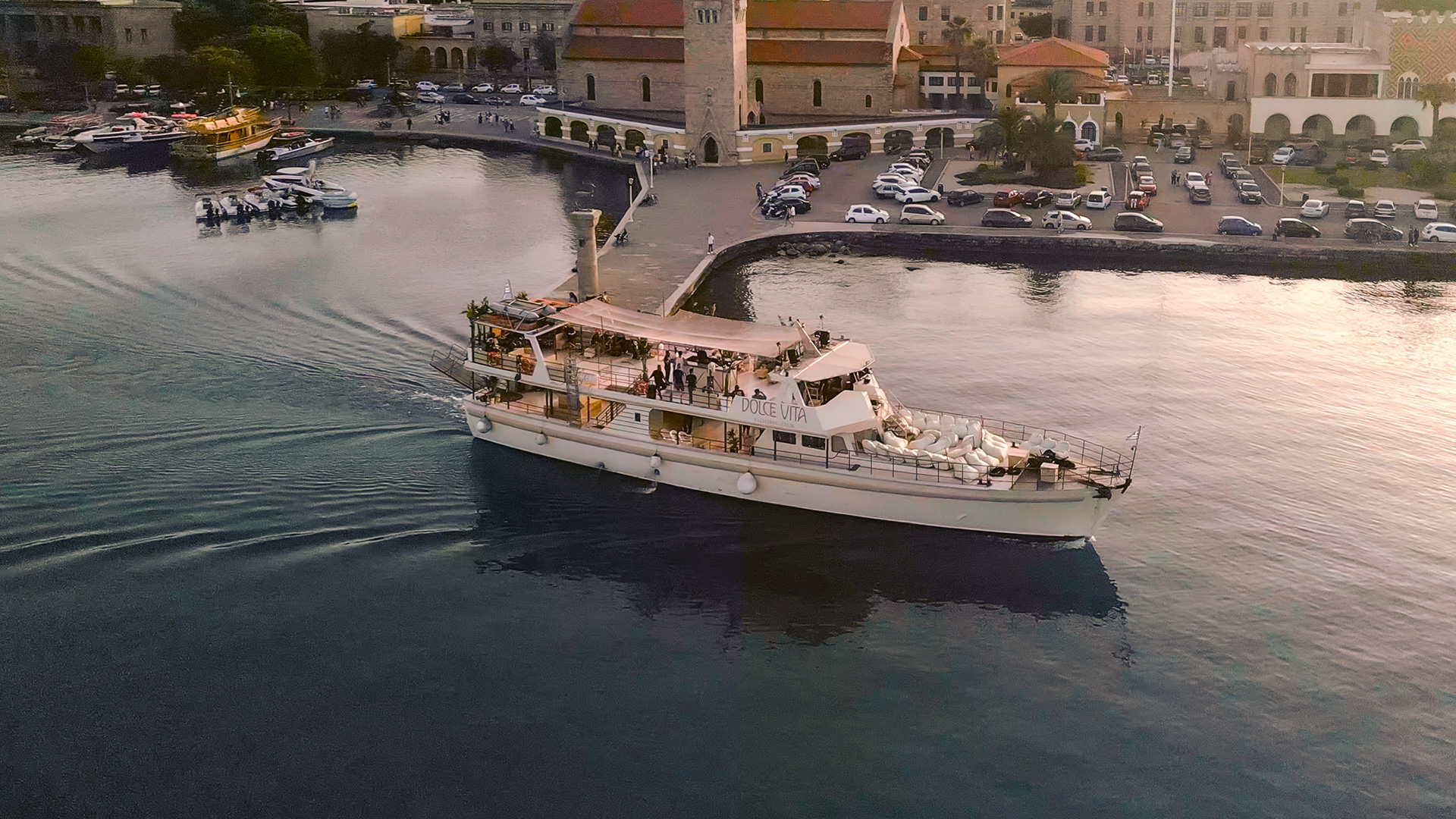 CRUISE WITH FUN BOAT