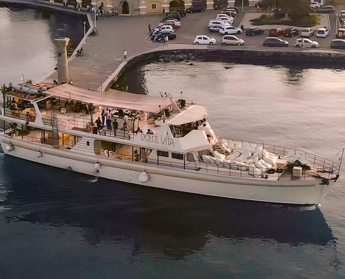 CRUISE WITH FUN BOAT